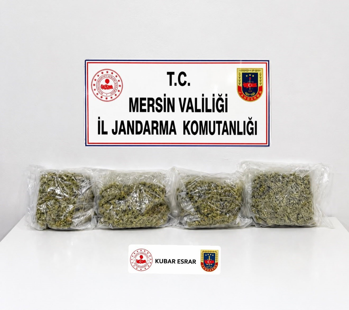 Mersin Mezitli’de jandarma 4 kişiyi gözaltına aldı, 1 kilo 904 gram esrar bulundu